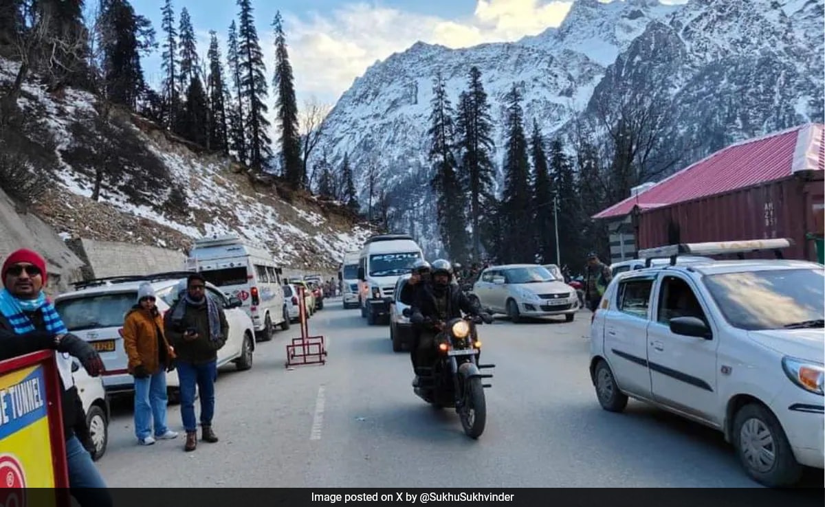 You are currently viewing Huge Tourist Rush On Christmas As Himachal Revives From Disastrous Floods