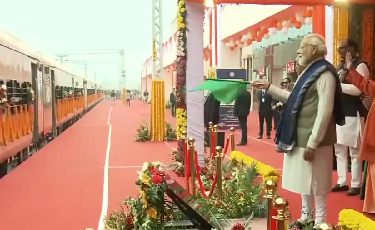 You are currently viewing PM Modi Flags Off 2 Amrit Bharat, 6 Vande Bharat Trains In Ayodhya