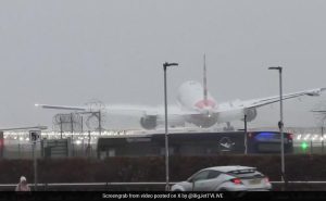 Read more about the article Boeing 777 Makes “Insane” Landing At London Airport Amid High Winds