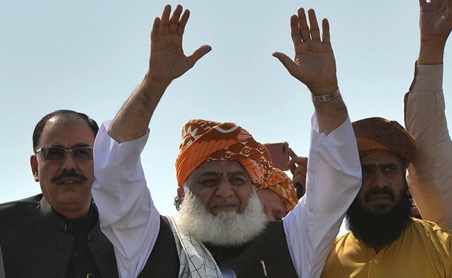 You are currently viewing Pak Leader Maulana Fazlur Rehman’s Convoy Attacked In Khyber Pakhtunkhwa: Report