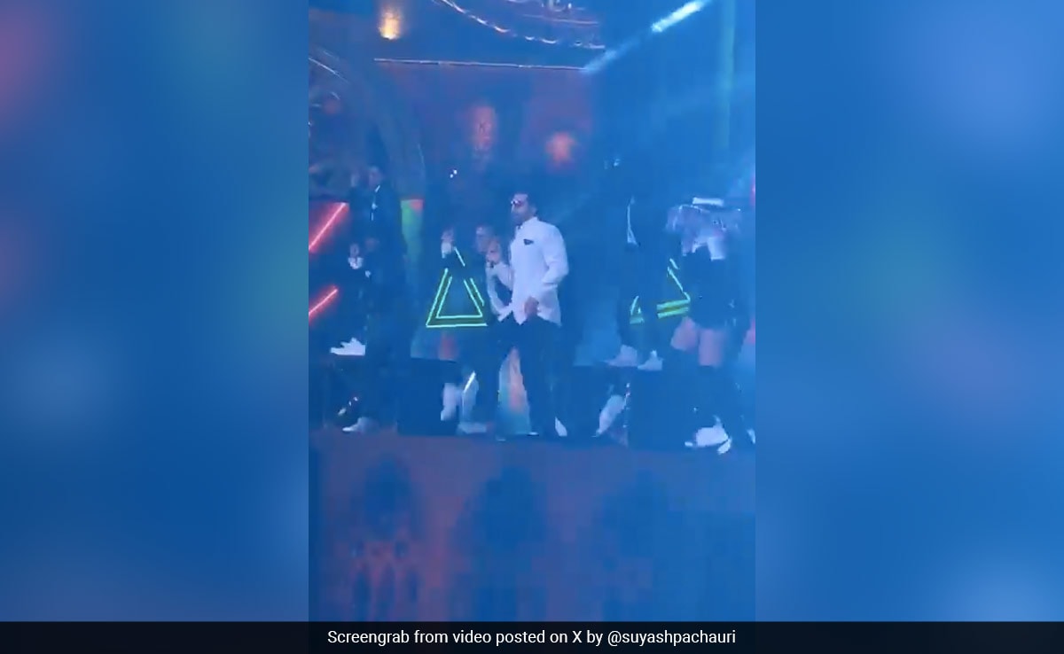 You are currently viewing Viral: Ranbir Kapoor Set The Stage Ablaze At An Event Like This
