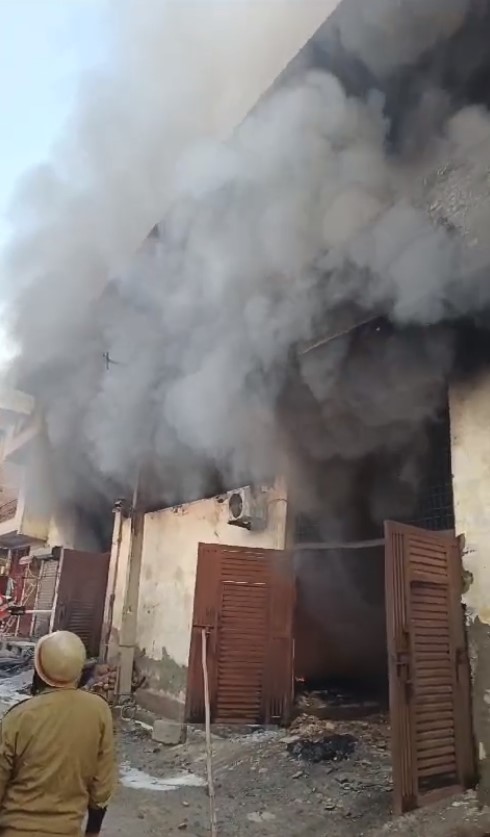 You are currently viewing Fire In Godown In Delhi's Karawal Nagar, 12 Tenders At Spot