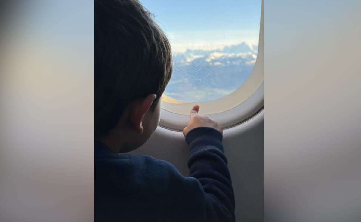 You are currently viewing Kareena Kapoor Shares Pic Of Baby Jeh Enroute Switzerland