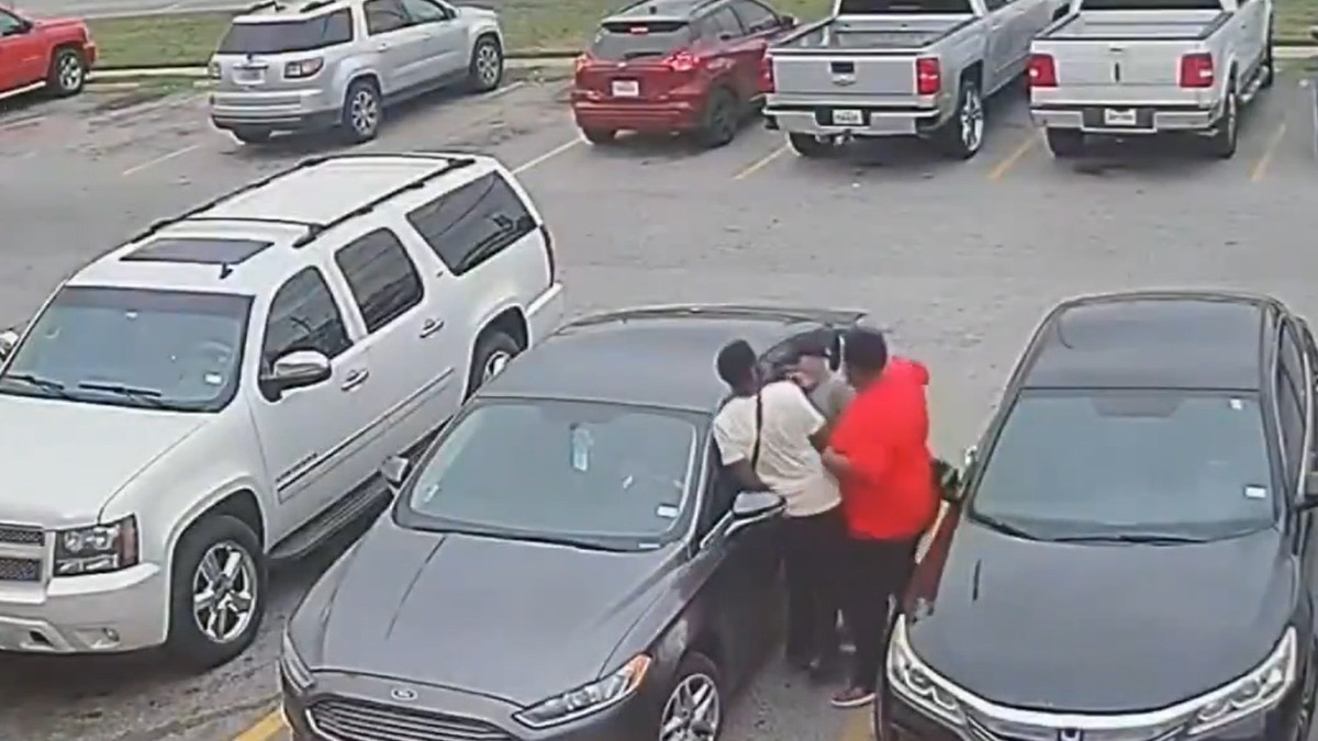 Read more about the article Elderly US man with dementia thrashed, punched after trying to get into wrong car, 2 charged