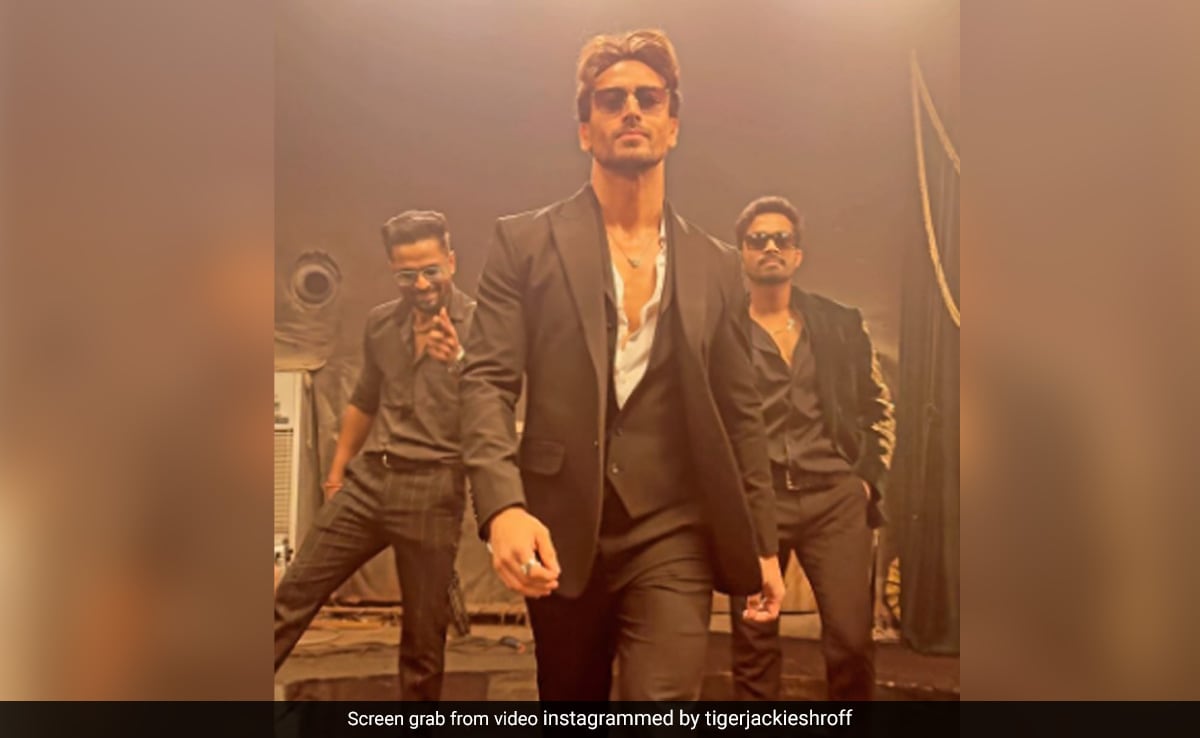 Read more about the article OG Hrithik Roshan Reviews Tiger Shroff's Sher Khul Gaye Dance Moves