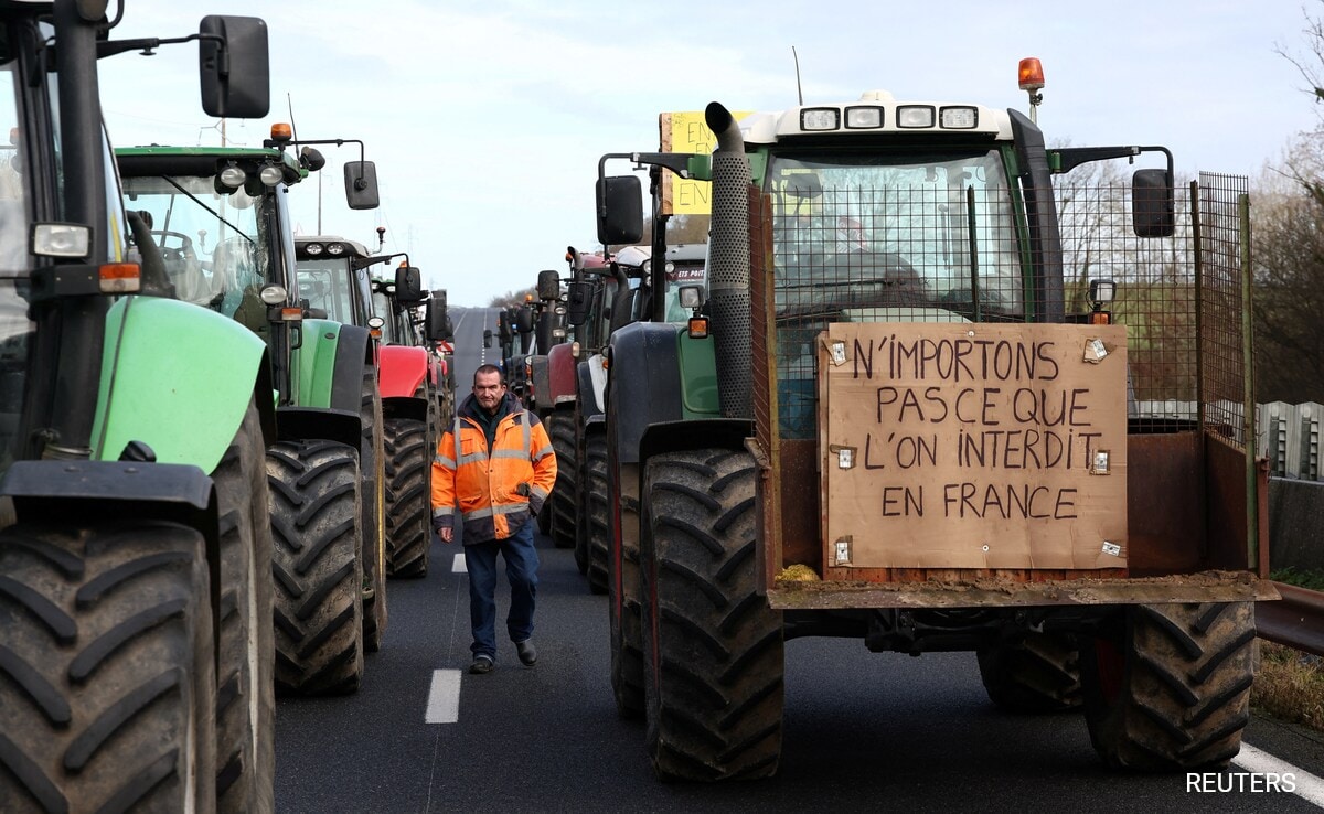 You are currently viewing French Farmers Vow Paris ‘Siege’ In Pay, Conditions Battle
