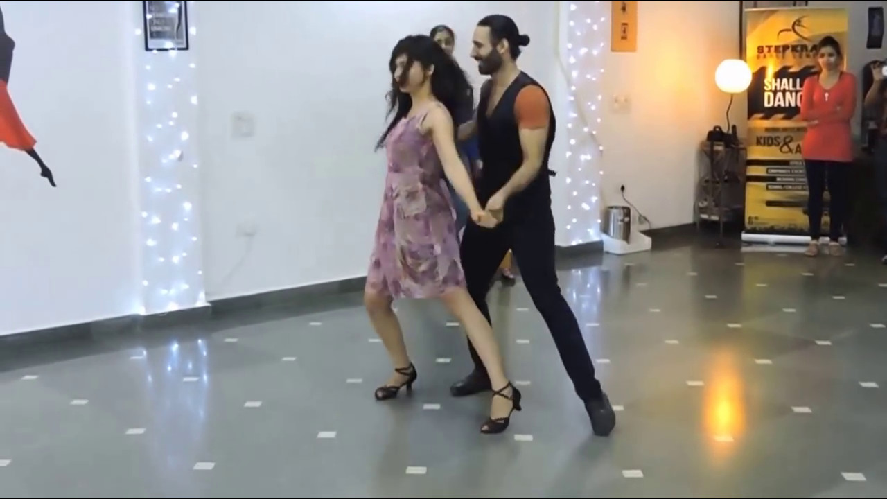 You are currently viewing Nashe Si Chadh Gayi | Bollywood Salsa Dance | StepKraft