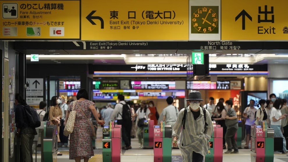 You are currently viewing Three injured in stabbing incident on Tokyo train, woman in custody