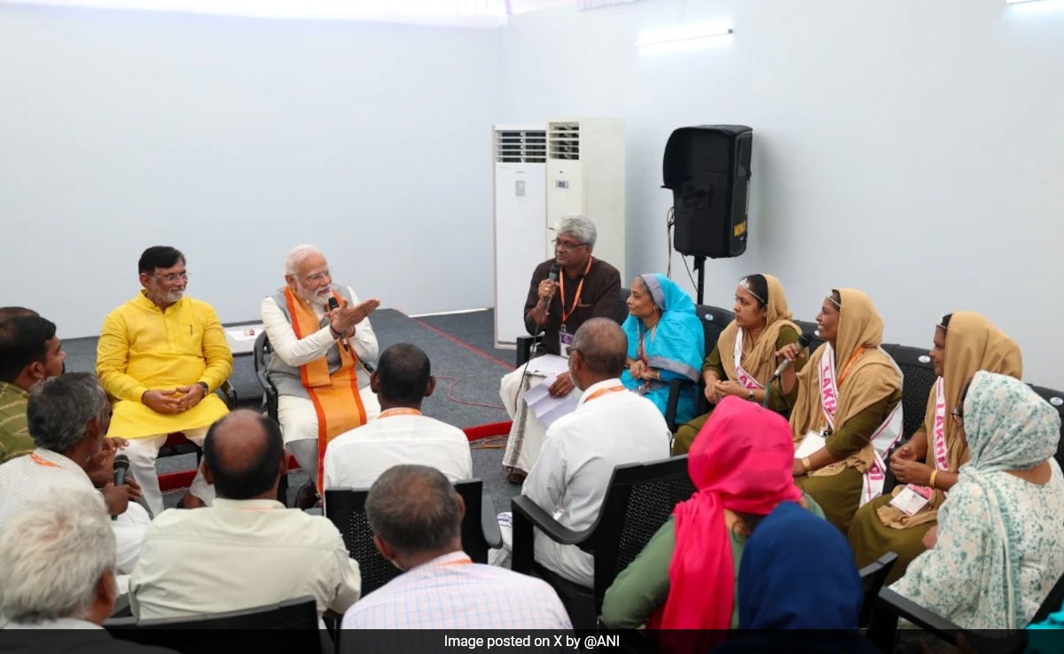 Read more about the article PM Modi Meets Beneficiaries Of Central Schemes In Lakshadweep