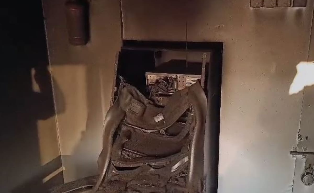 You are currently viewing Rs 21 Lakh Cash Burnt After Thieves Open ATM Using Gas Cutter In Thane