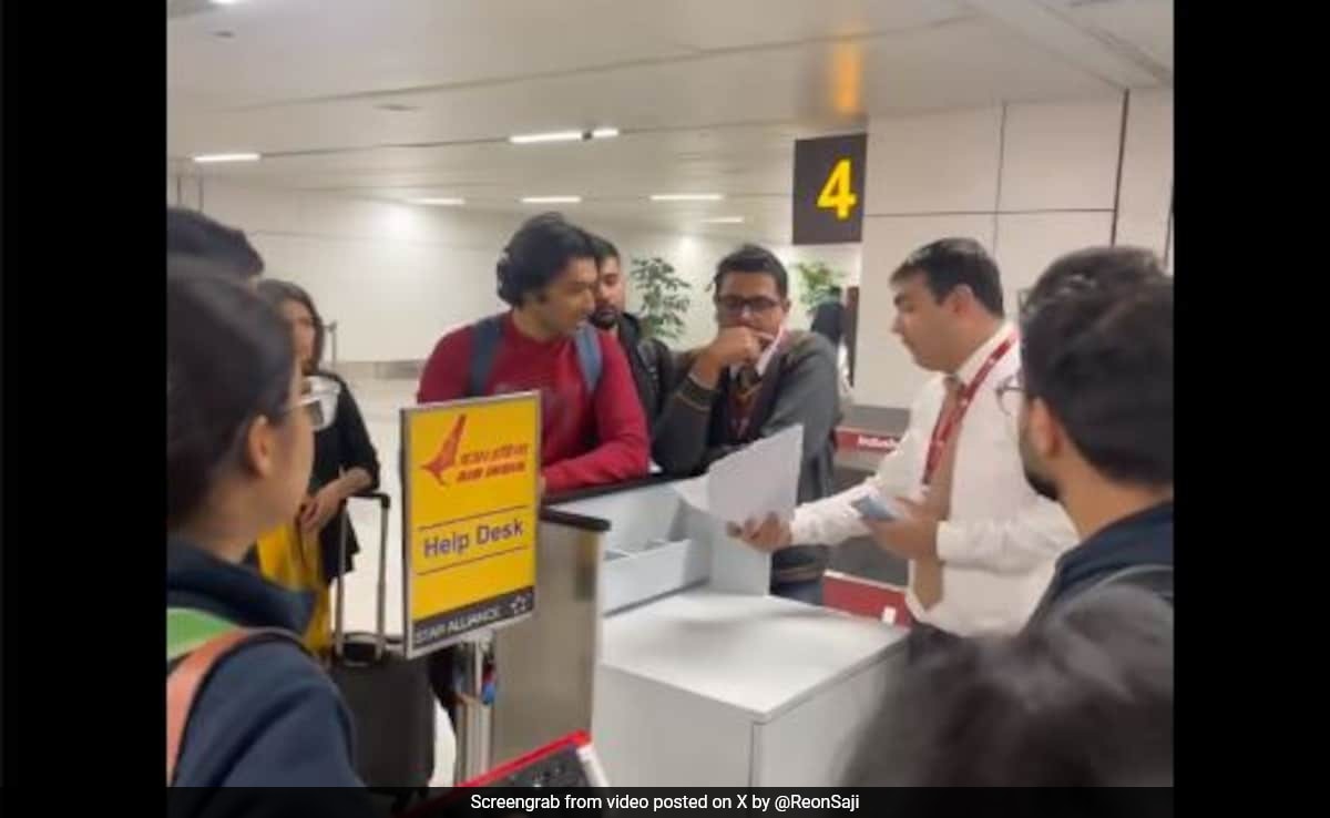 You are currently viewing Air India Fliers Stranded In Plane For 8 Hours As Delhi Fog Delays Flight