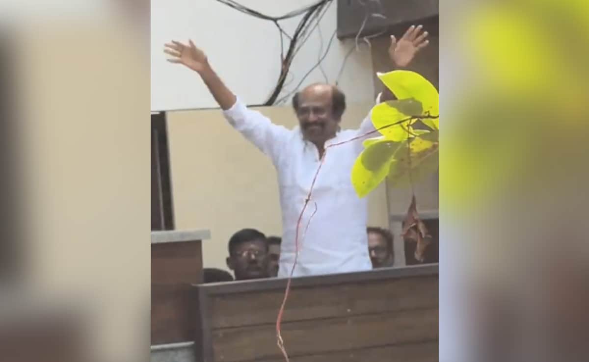 Read more about the article Superstar Rajinikanth Greets Fans Outside His House In Chennai On New Year