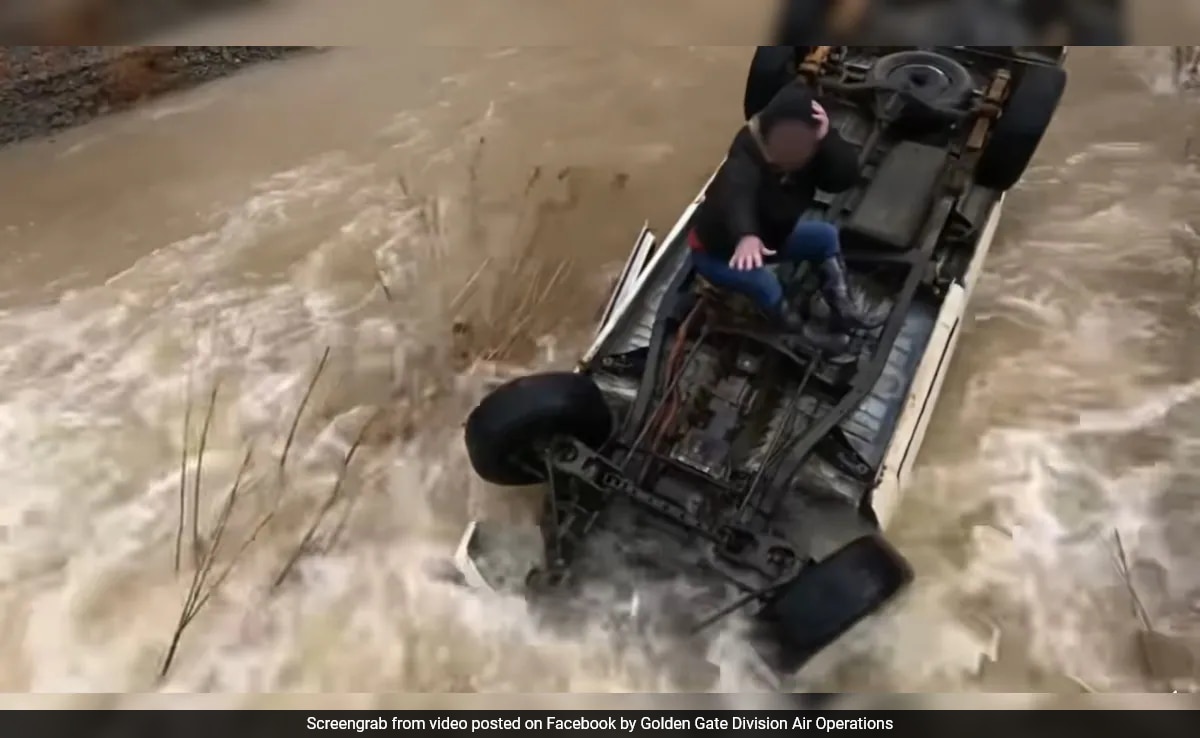 You are currently viewing US Woman Survives For 15 Hours In Floods, Stranded On Top Of Her Car