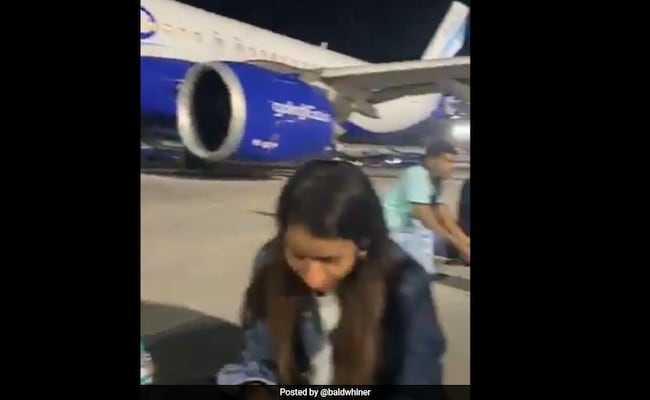 You are currently viewing IndiGo, Mumbai Airport Get Notice After Passengers Seen Eating On Tarmac