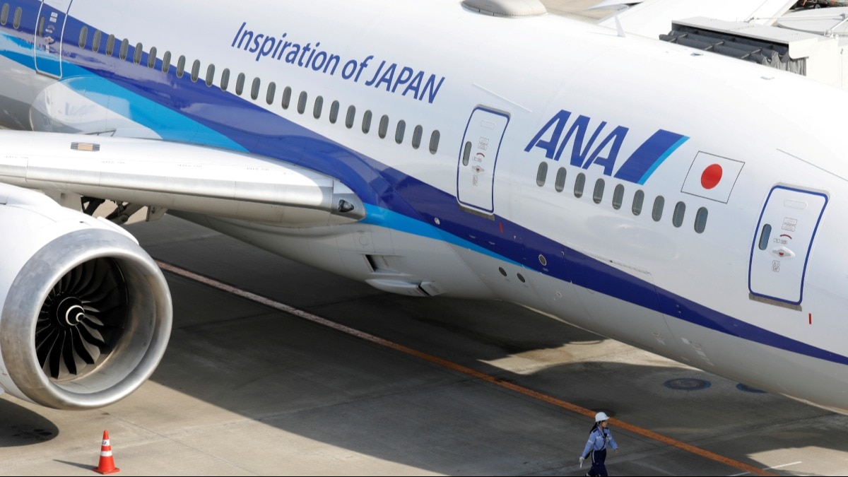 You are currently viewing Japan ANA Boeing 737-800 flight turns back due to cockpit window crack mid-air