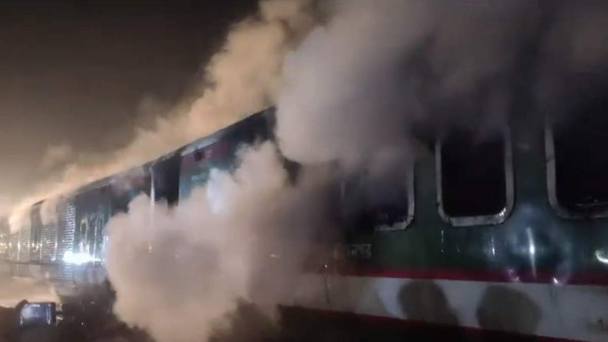 You are currently viewing Bangladesh: 4 killed in fire on Benapole Express in Dhaka’s Gopibag area, just two days before national elections