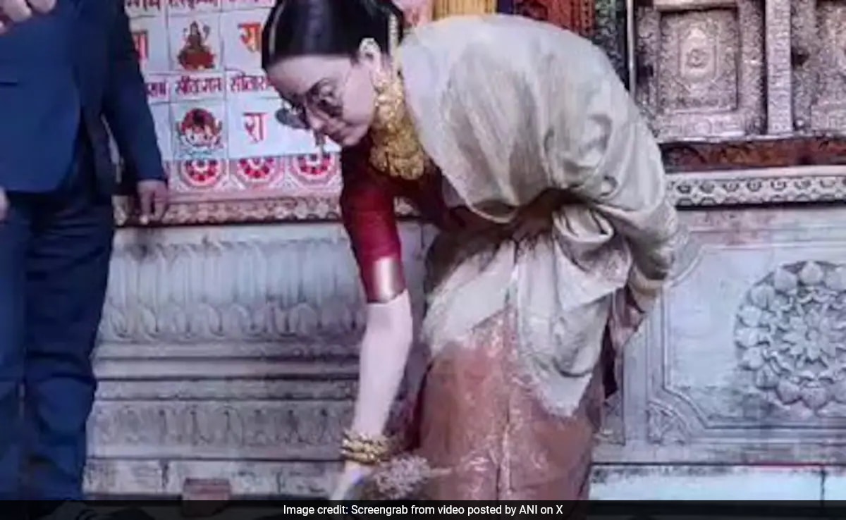 You are currently viewing Video: Actor Kangana Ranaut Cleans Ayodhya's Hanuman Garhi Temple
