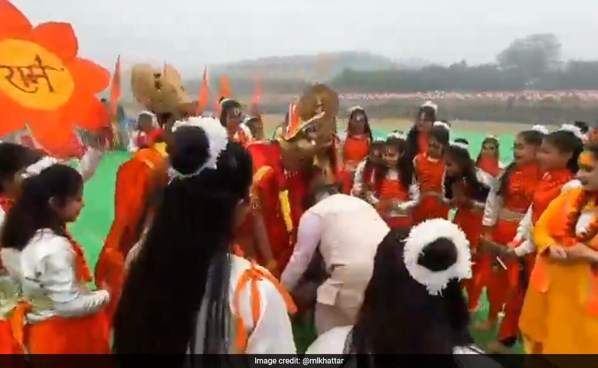 You are currently viewing Haryana Chief Minister Touches Feet Of Child Actor Dressed As Lord Ram