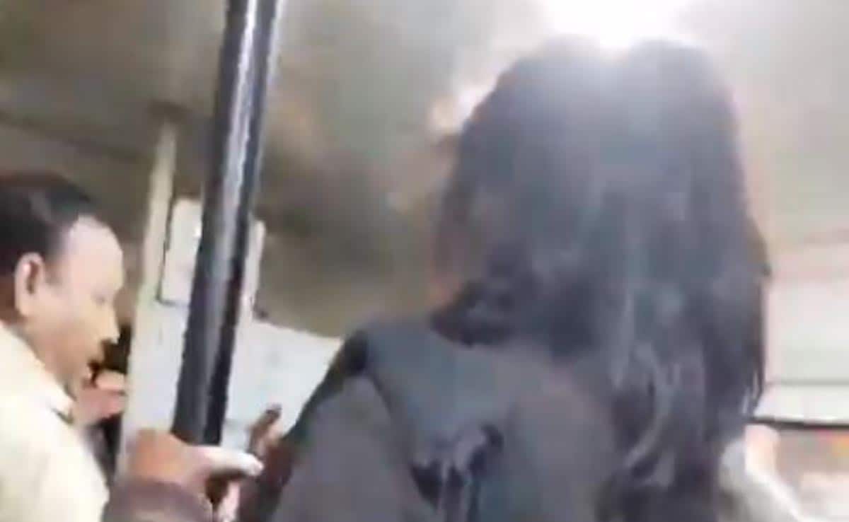 You are currently viewing Video: Drunk Hyderabad Woman Assaults Conductor, Abuses People On Bus