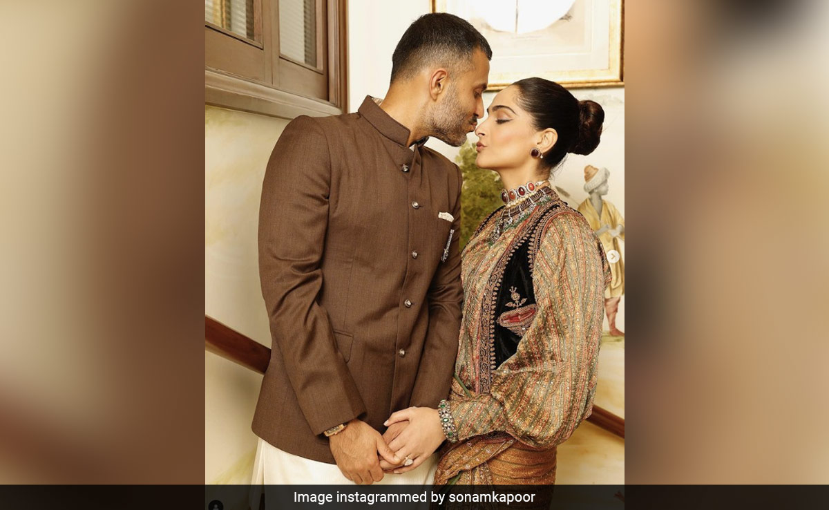 You are currently viewing Mush Alert: Sonam Kapoor To Husband Anand Ahuja – "Married A Perfect Gentleman"