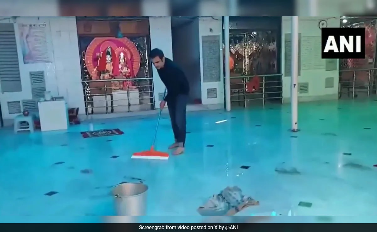 You are currently viewing BJP MP Gautam Gambhir Cleans Delhi Temple As Part Of 'Swachchata Abhiyan'