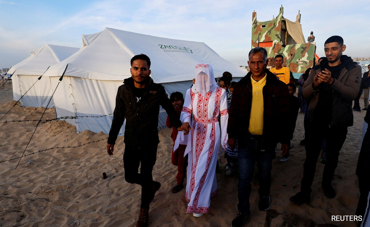 You are currently viewing Gaza Couple Marry In Tent City With Barbed Wire Fence