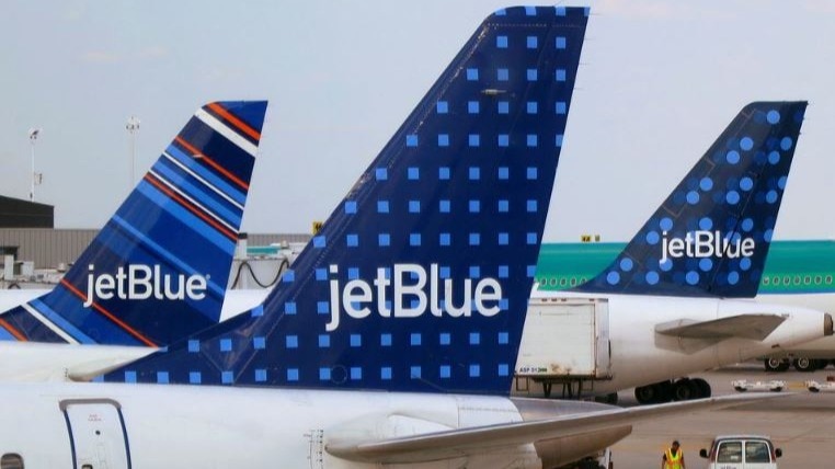 You are currently viewing California-bound JetBlue flight aborts takeoff at New York airport over fire reports, technical glitch