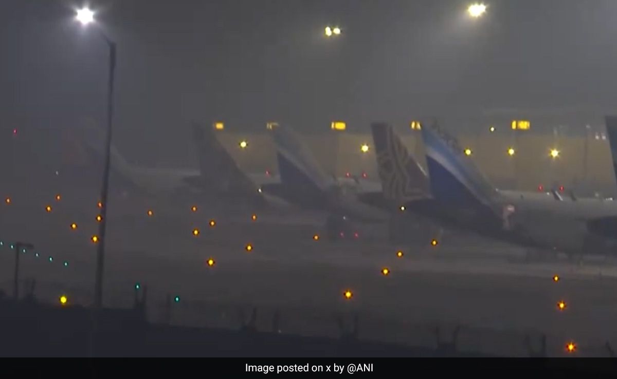 Read more about the article Delhi Wakes Up To Thick Fog Again, Over 100 Flights Delayed
