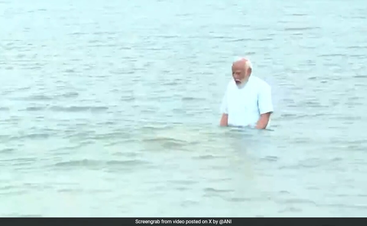 You are currently viewing Watch: PM Modi Takes Holy Dip At 'Angi Theerth' Beach In Rameswaram