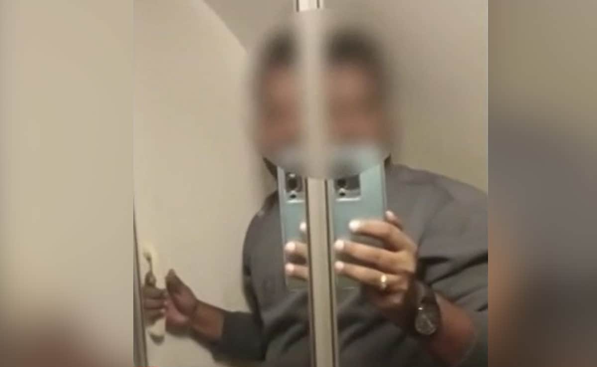 Read more about the article Video Captures SpiceJet Flier's Ordeal While Being Trapped In Plane Toilet