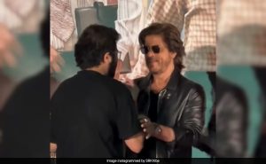 Read more about the article In Viral Video, Shah Rukh Khan Hugs Fan Who Became Emotional After Meeting Him