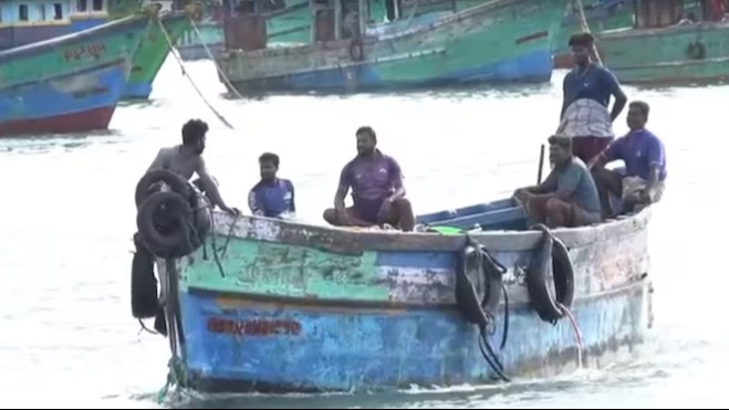 You are currently viewing Sri Lanka arrests 12 Indian fishermen for allegedly poaching in its waters