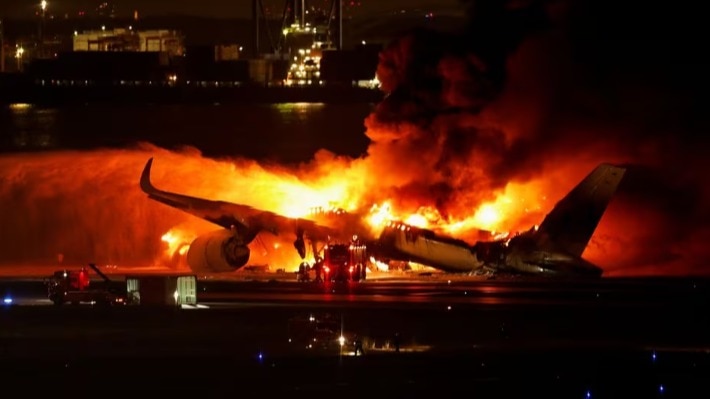 Read more about the article Pics: Japan plane on fire as its taxies on runway after colliding with aircraft