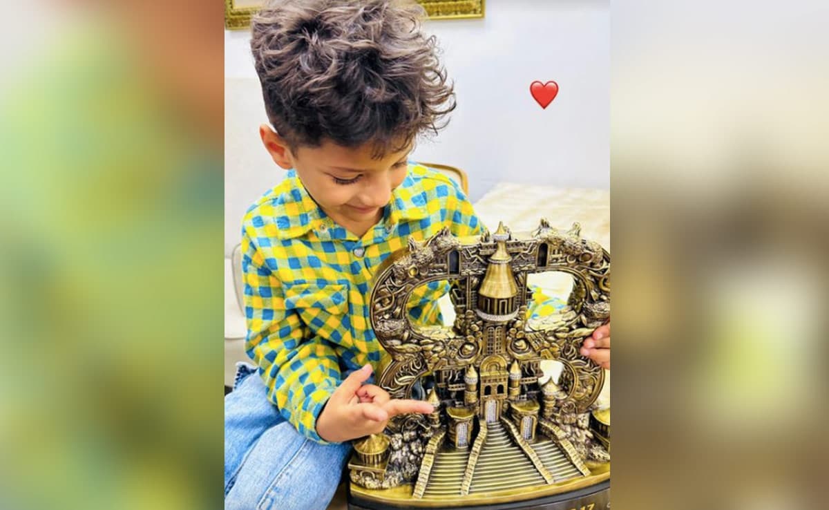 Read more about the article Bigg Boss 17: Munawar Faruqui Shares Cute Pic Of Son With Trophy