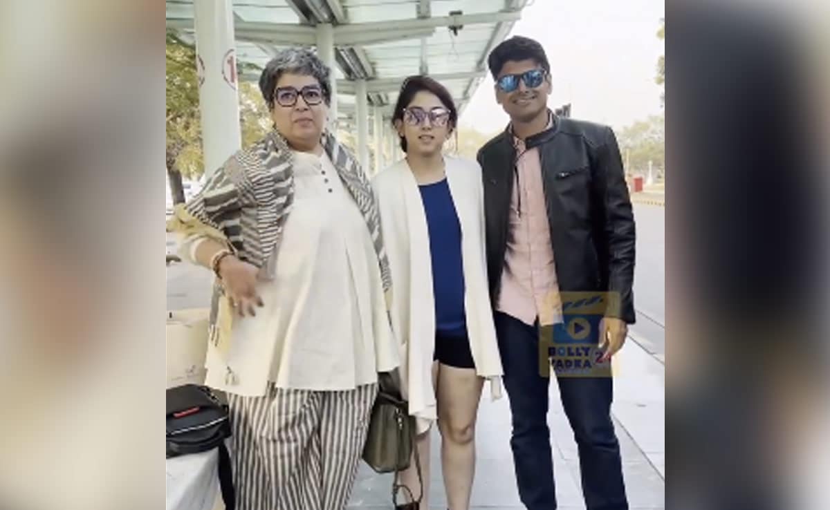 You are currently viewing Ira Khan Spotted At Airport With Husband Nupur Shikhare And Mom Reena Dutta After Dreamy Udaipur Wedding