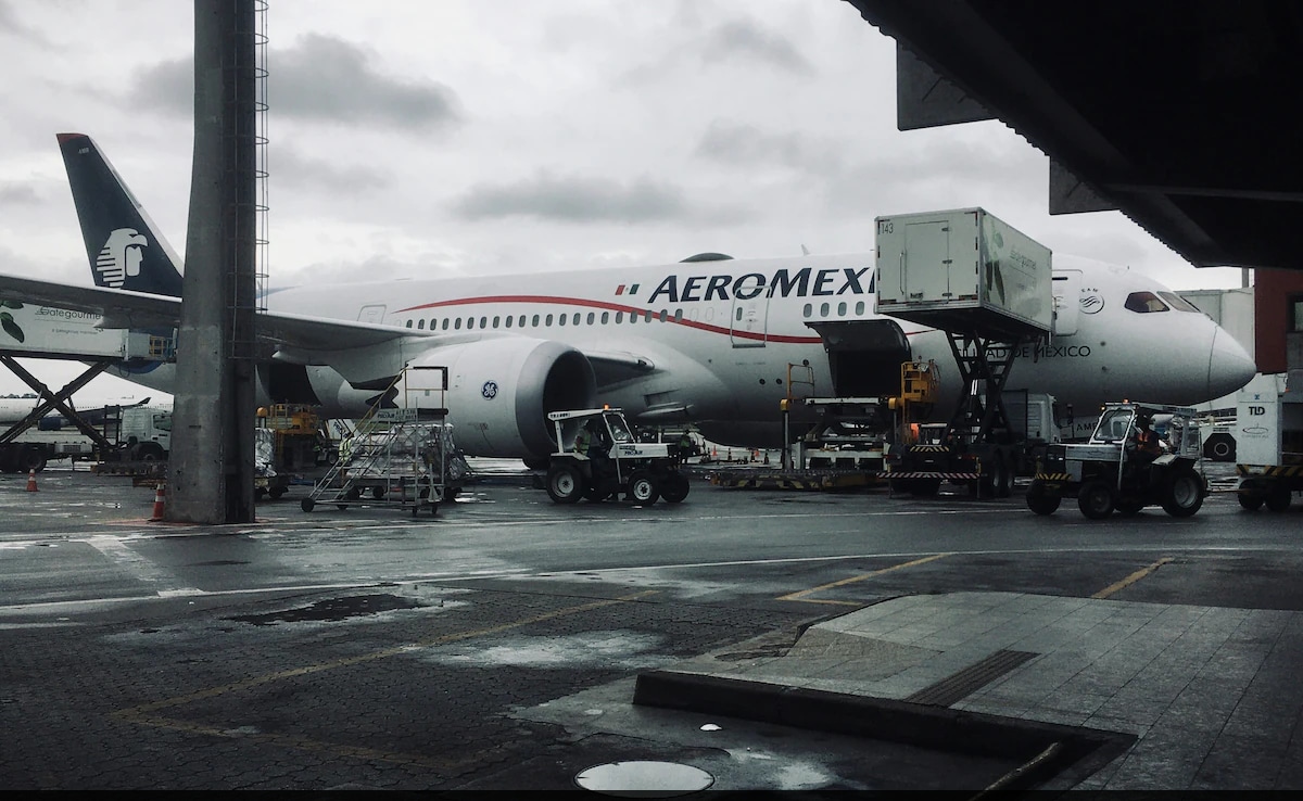 Passenger In Mexico Opens Emergency Exit, Walks On Plane’s Wing After Flight Delay