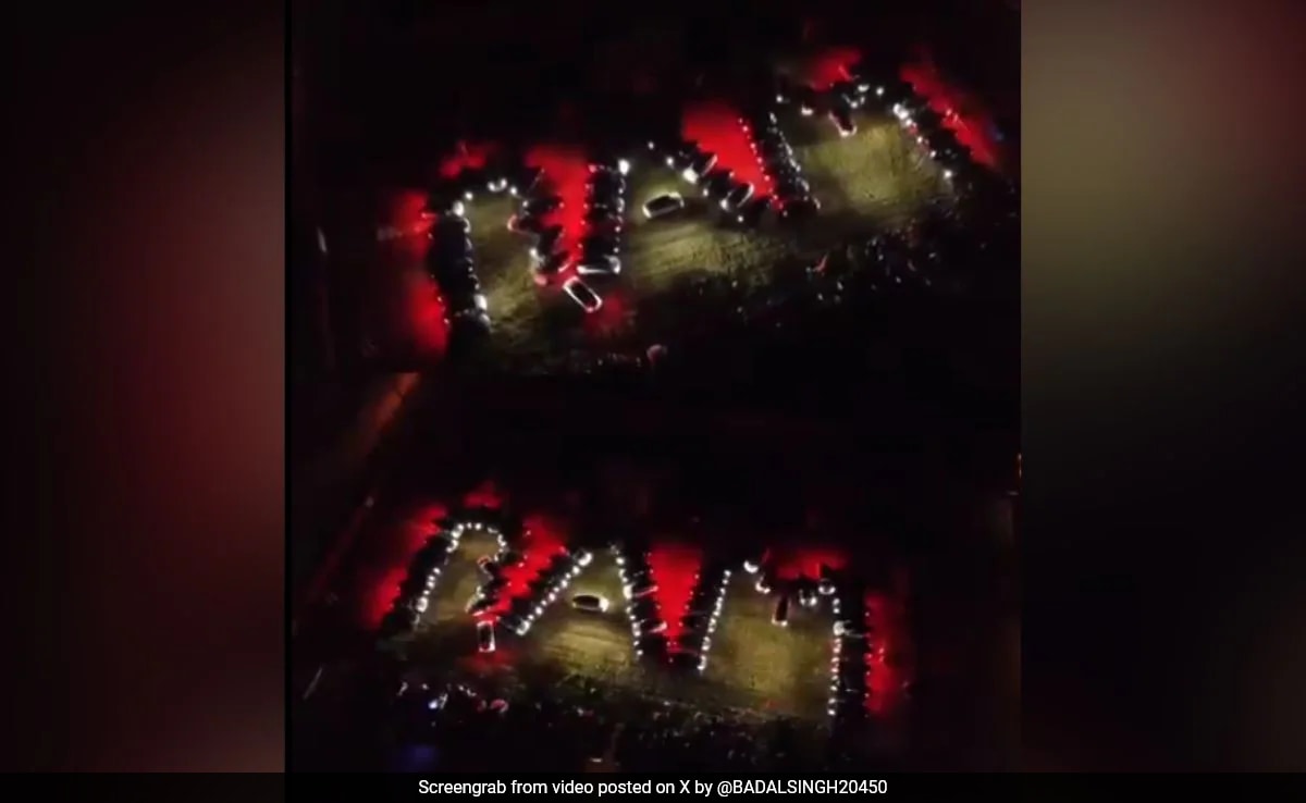 You are currently viewing Light Show Using 100+ Tesla Cars In Houston Ahead Of Ram Temple Event