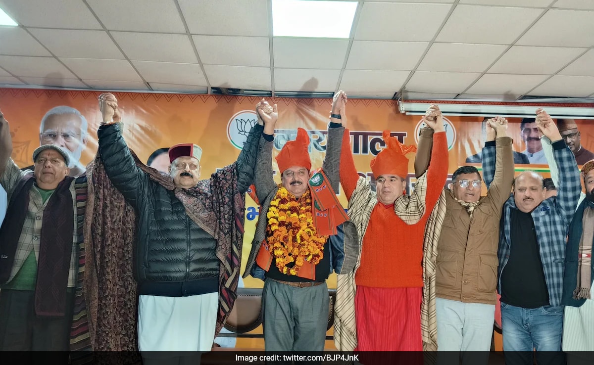 You are currently viewing Blow To Farooq Abdullah, Several Key National Conference Leaders Join BJP