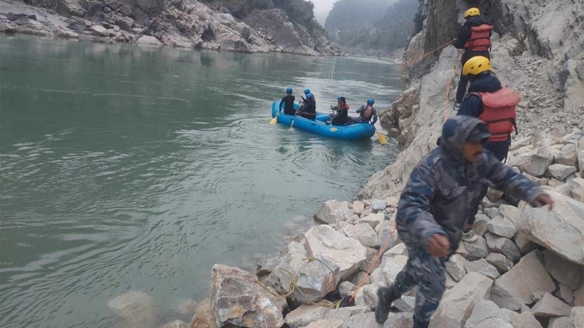 Nepal: Vehicle bearing Indian number plate falls into Trishuli river in Chitwan district; no casualty reported