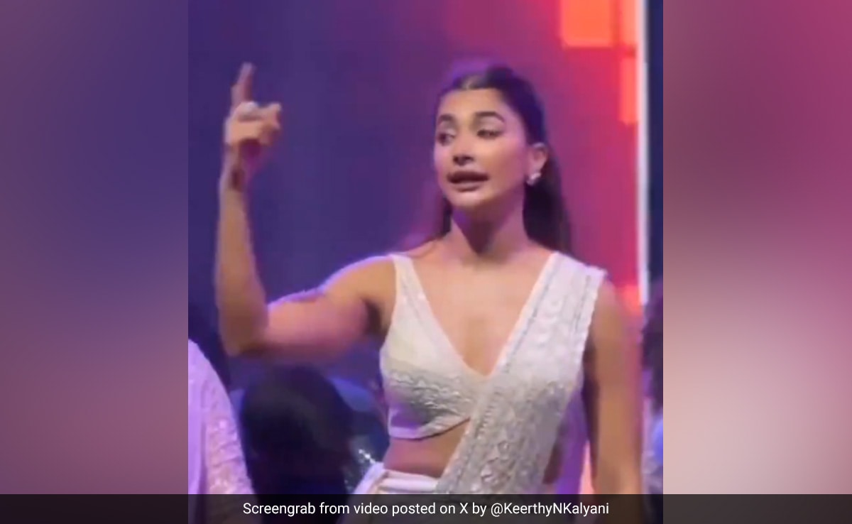 You are currently viewing Pooja Hegde Dances To Her Smash Hits Butta Bomma And Arabic Kuthu At Friend's Sangeet