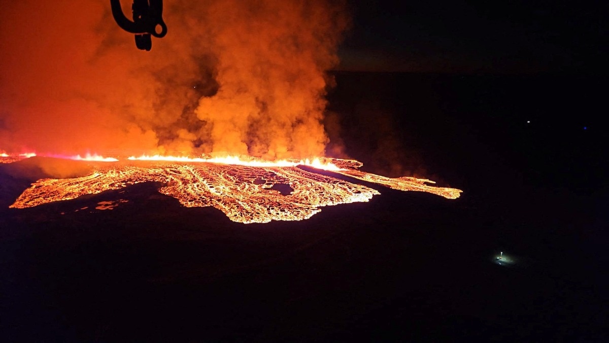 You are currently viewing Iceland: Volcano erupts in southwest Iceland with flowing lava reaching fishing town