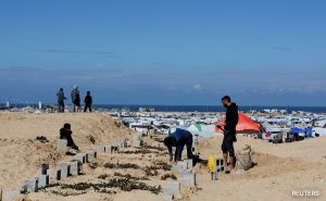 Read more about the article Displaced Gazans Seek Shelter In Cemetery