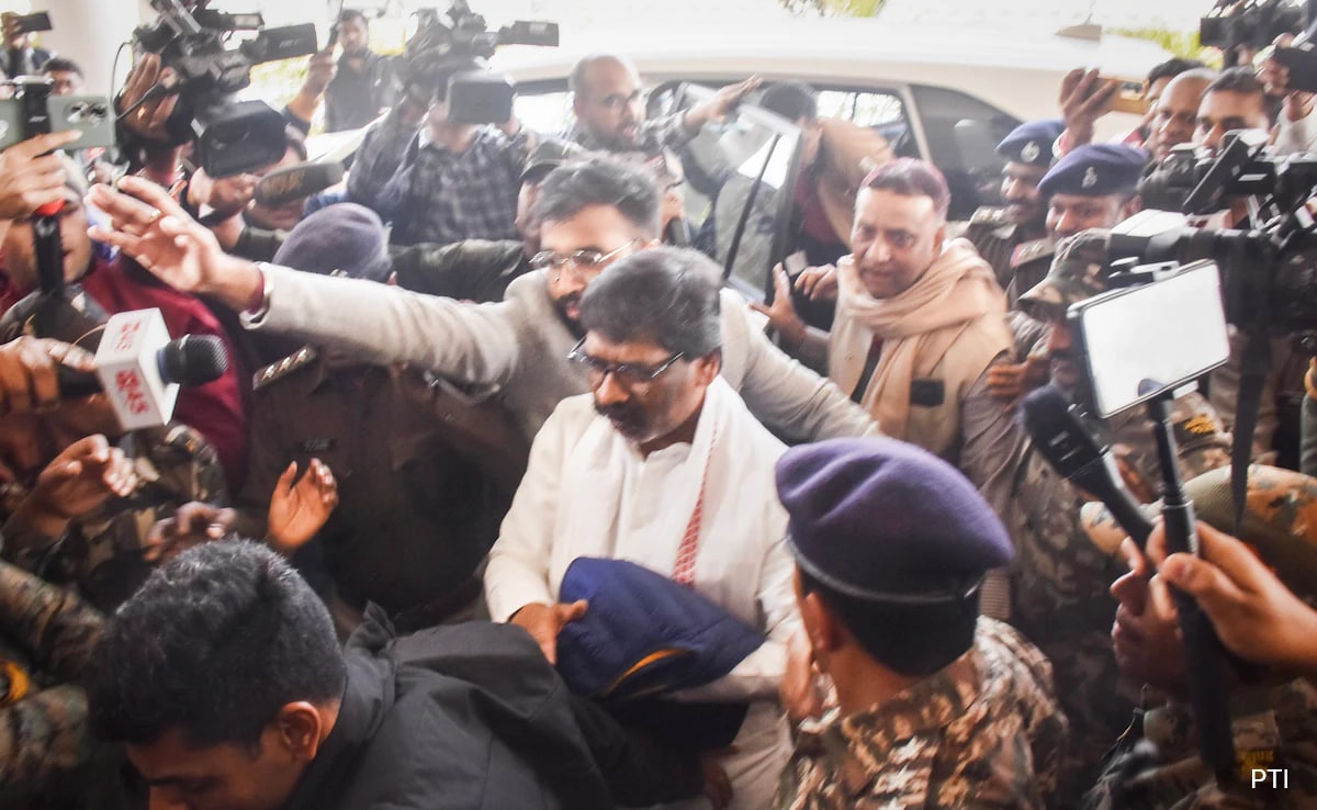 You are currently viewing Jailed Hemant Soren, Surrounded By Cops, Arrives For Jharkhand Trust Vote