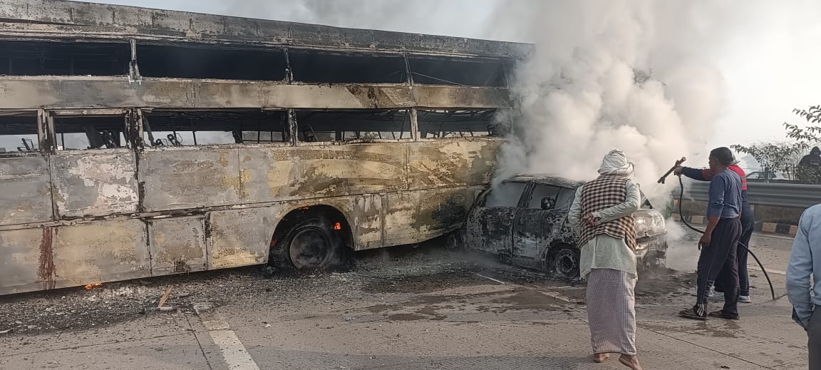 You are currently viewing Car Rams Crashed Bus On Yamuna Expressway, 5 Killed As Vehicles Catch Fire