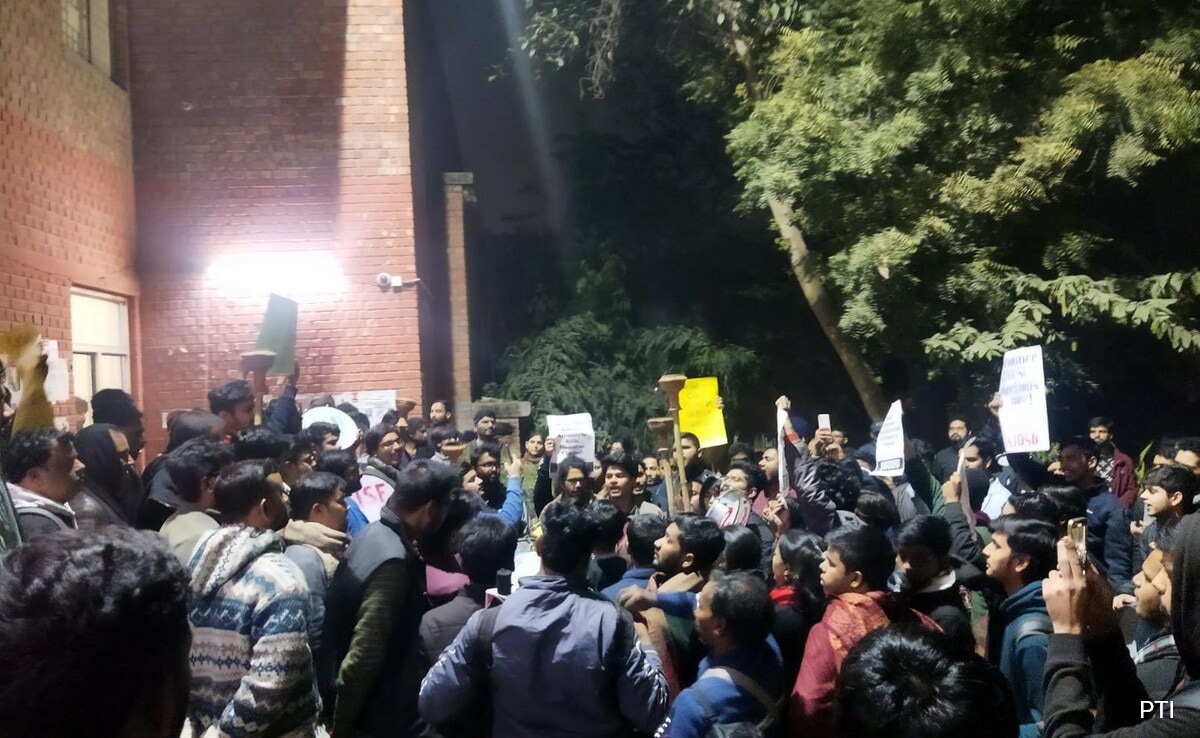 You are currently viewing Student Groups Clash At Delhi's JNU During Meeting On Students' Union Polls