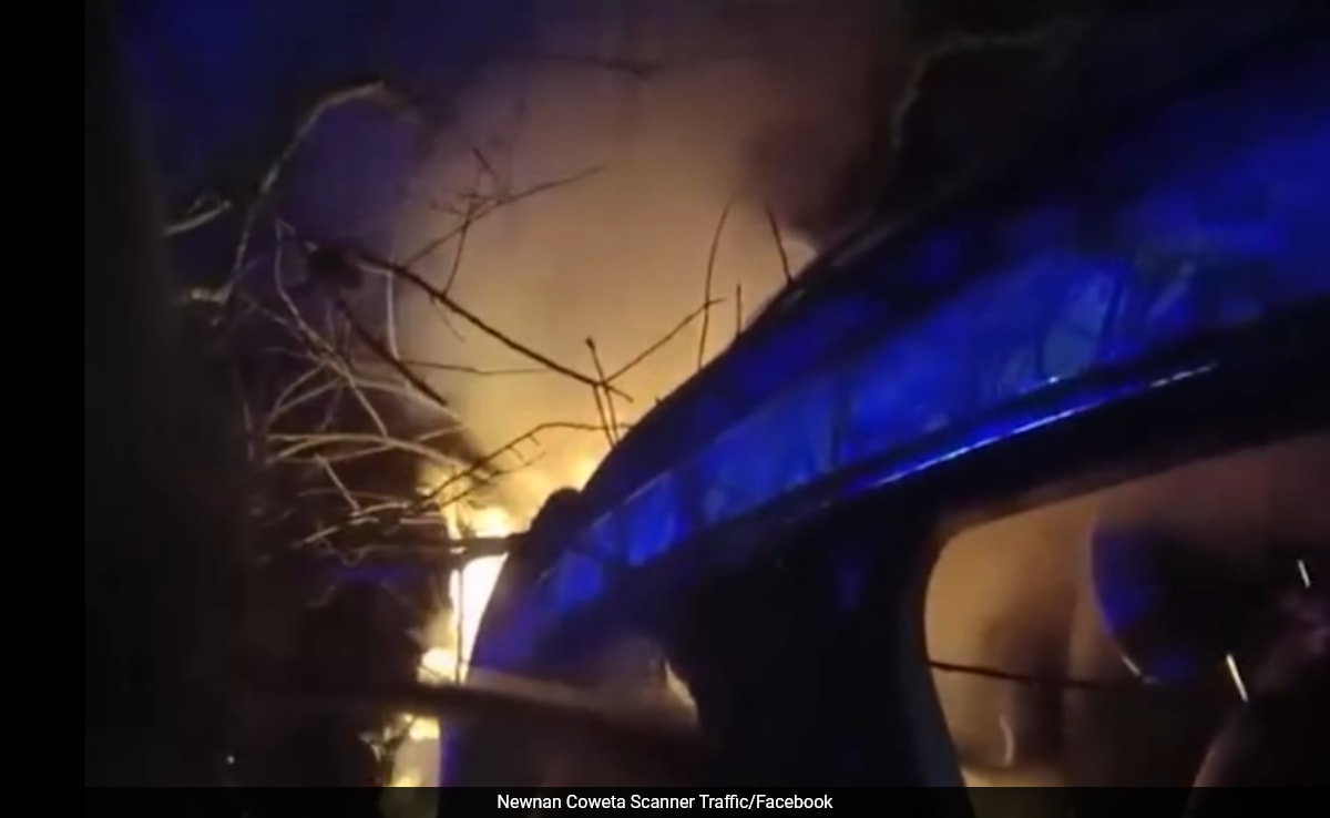 You are currently viewing Dramatic Video Shows US Cops Rescuing Man From Burning SUV Before It Burst Into Flames