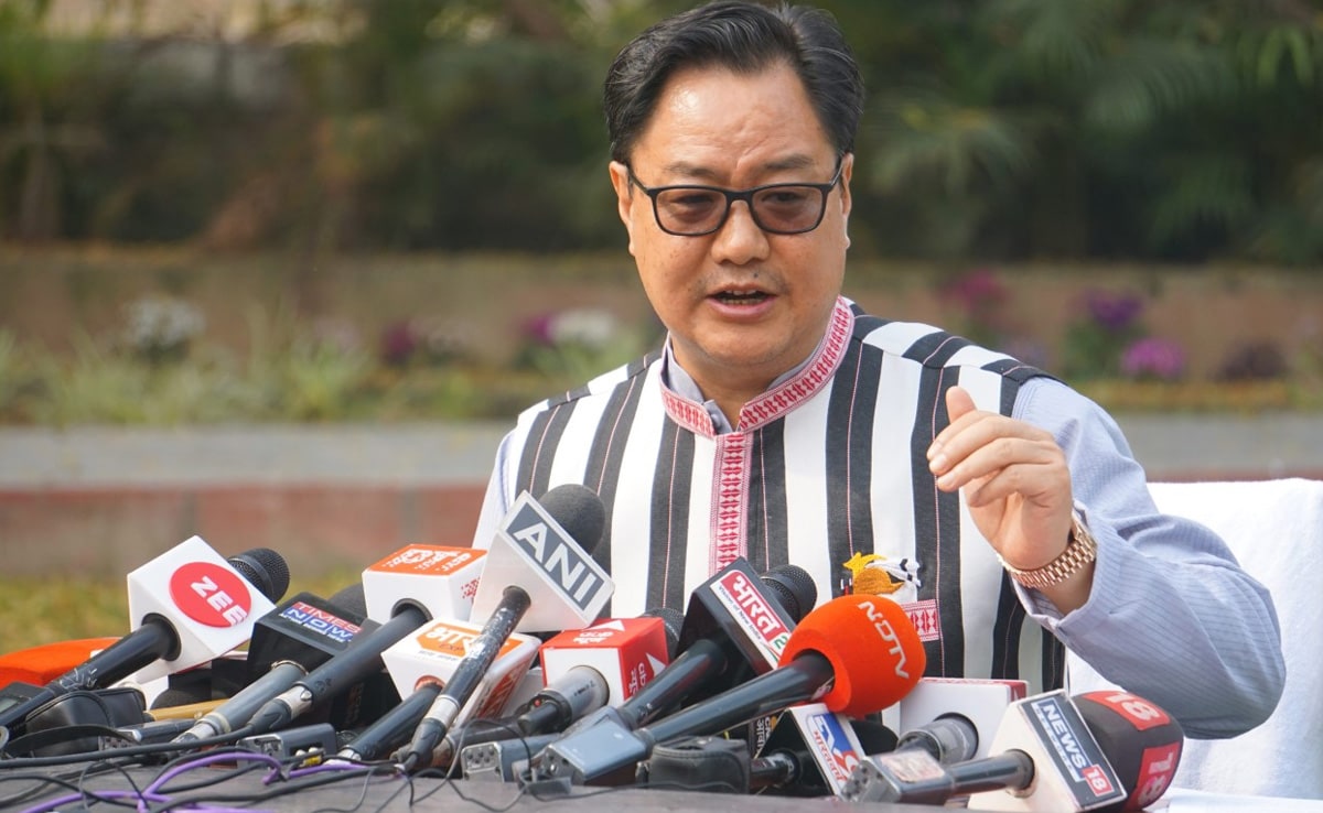 Read more about the article "Spoiled Son": Kiren Rijiju Attacks Hemant Soren For 'Looting Money'