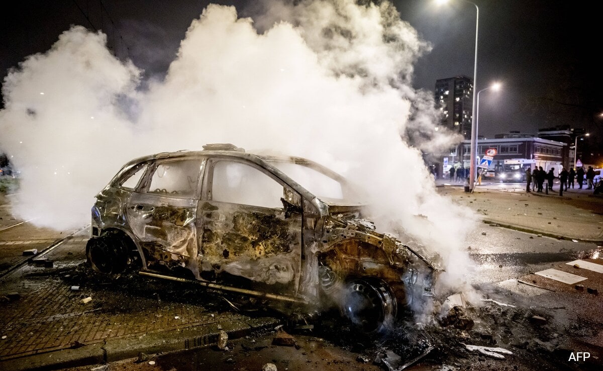 Read more about the article Police Cars On Fire, Stones Thrown As Rival Groups Clash In The Hague