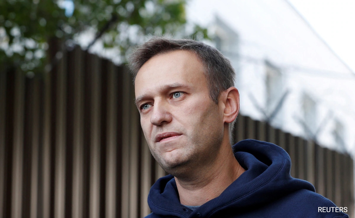 You are currently viewing Russian Courts Hand Jail Terms To Dozens Of Putin Critic Alexei Navalny’s Mourners