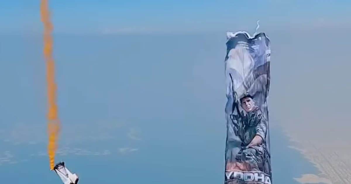 Read more about the article मेकर्स का अजब-गजब कारनामा, 13 हजार फीट ऊंचाई पर लहराया एक्शन फिल्म का पोस्टर